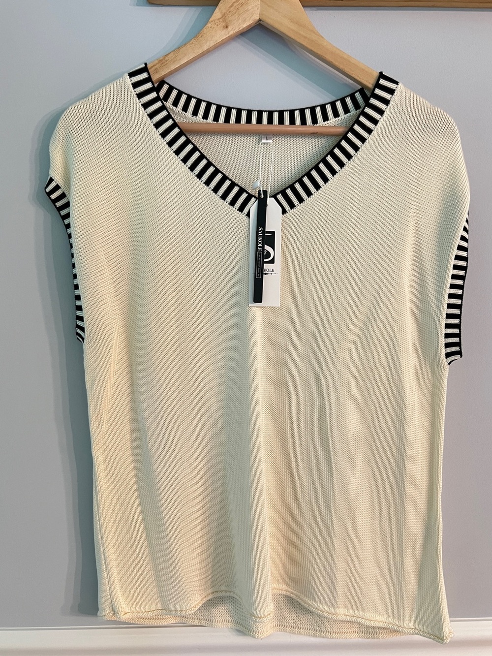 NWT Coastal Quiet Luxury Knit Top Cream Black Contrast Trim Cap Sleeve Size L